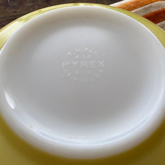 Pyrex 404 4 quart yellow mixing bowl, "primary colors" 1950s-60s - Picture 4 of 4